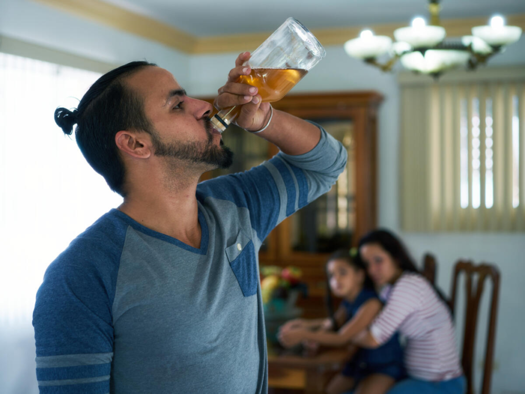 Пьющий в семье что делать. Алкоголь и семья. Домашний алкоголизм. Пьющий человек. Пьянка в семье.