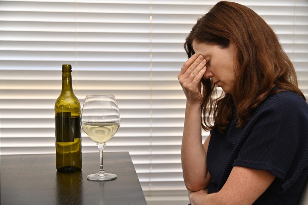 Женский алкоголизм: Когда лечить и как не запустить?